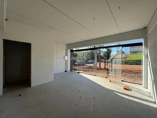 A vista de uma área interna com grande abertura para o exterior de uma propriedade em Lajeado.
