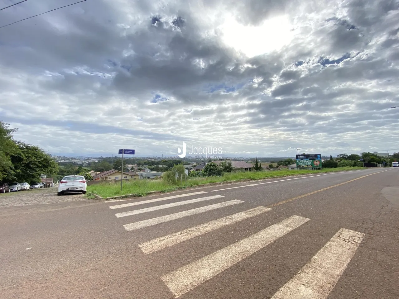Vista da rua e paisagem em Lajeado, Brasil.