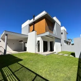 Foto da fachada de uma casa moderna com jardim em Lajeado, Brasil.