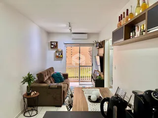 Sala de estar com sofá e decoração em um imóvel no Brasil.