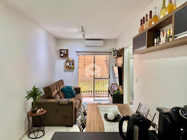 Sala de estar com sofá e decoração em um imóvel no Brasil.