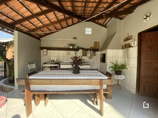 Imagem de uma sala de jantar com teto de madeira no imóvel em Lajeado.
