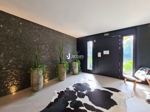 Ambiente interno com parede de pedra na residência.