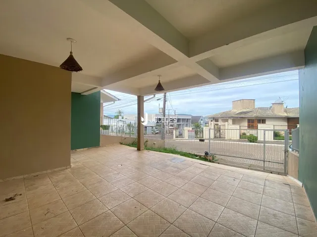 Área externa coberta com piso de cerâmica.