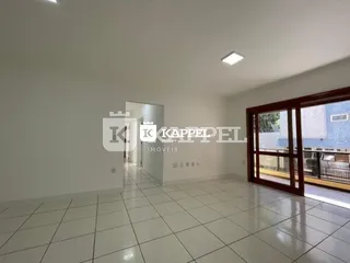 Foto de um ambiente interno com piso de cerâmica branco.