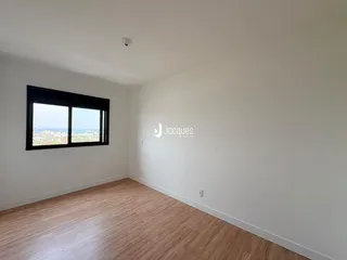 Sala de estar com grande janela e vista externa.