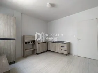 Quarto com armário grande e móveis de madeira clara.
