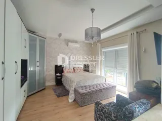 Quarto com cama e armário em ambiente interno.