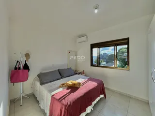 Quarto com cama e janela em um imóvel.