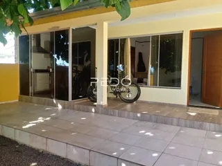 Fachada da residência em Lajeado, Brasil, com portas de vidro e piso externo.