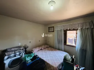 Quarto com cama e janela decorada em Lajeado.