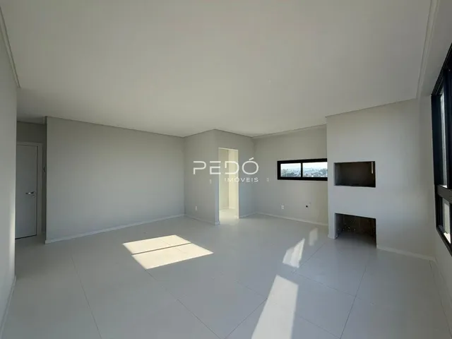 Imagem de um ambiente interno amplo e claro de uma propriedade.
