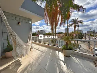 Varanda com piso de cerâmica e vista para a paisagem.