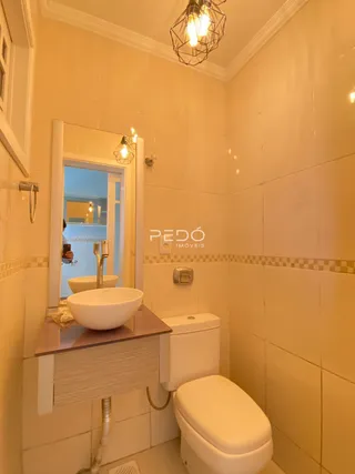 Foto de um banheiro interno com azulejos brancos e bancada de mármore.