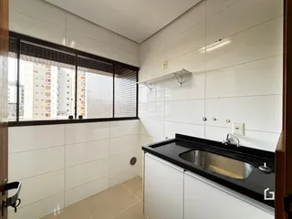 Cozinha com janela de grande porte.