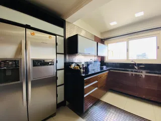 Foto de uma cozinha moderna com armários escuros e bancadas escuras.