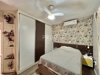 Quarto com cama e armários em um apartamento.
