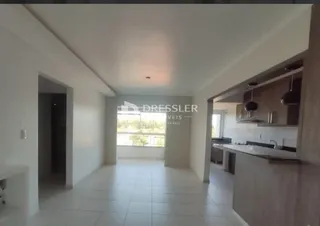 Corredor interno de uma residência com piso de cerâmica clara.