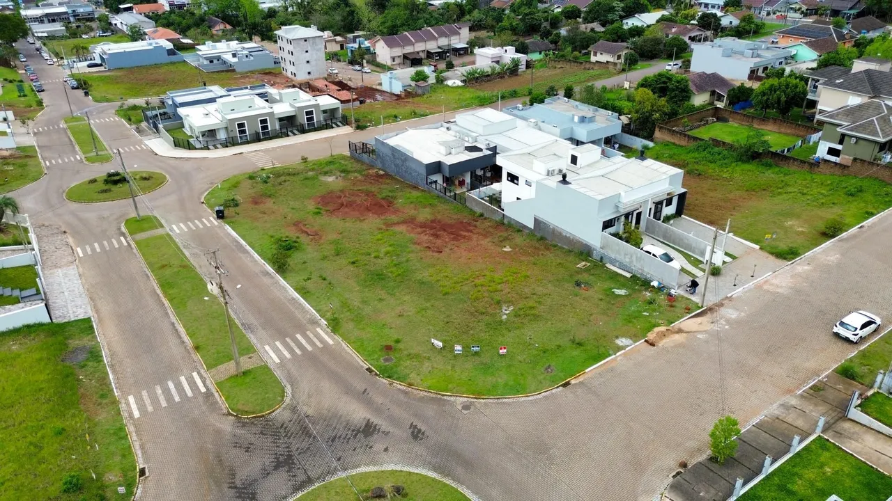 Vista aérea de uma residência em Lajeado, Brasil, mostrando a fachada e o terreno ao redor.