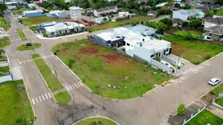 Vista aérea de uma residência em Lajeado, Brasil, mostrando a fachada e o terreno ao redor.