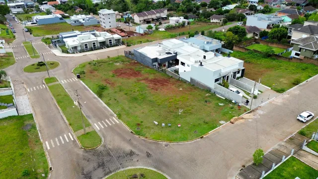 Vista aérea de uma residência em Lajeado, Brasil, mostrando a fachada e o terreno ao redor.