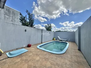 Foto de uma piscina e jacuzzi em área externa com piso de tijolos.