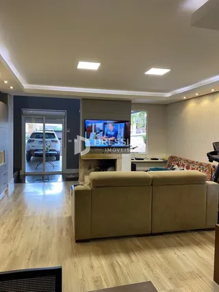Sala de estar com sofá e piso de madeira clara.