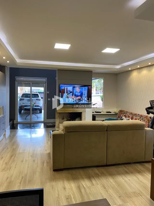 Sala de estar com sofá e piso de madeira clara.