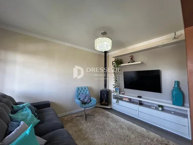 Sala de estar com sofá cinza e decoração moderna.