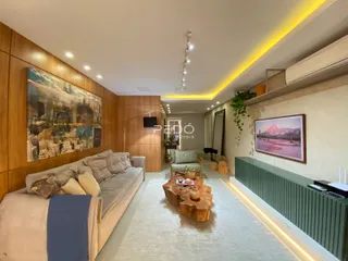 Sala de estar moderna com painel de madeira e sofá.