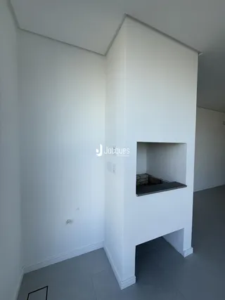 Vista de um canto interno com uma parede e uma estrutura arquitetônica.