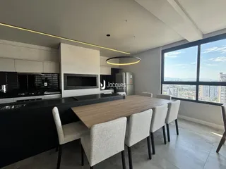 Ambiente moderno com cozinha e sala de jantar com vista para a cidade.
