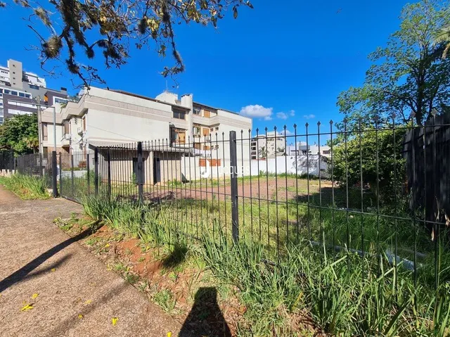 Vista externa do terreno com cerca e vegetação em Lajeado.