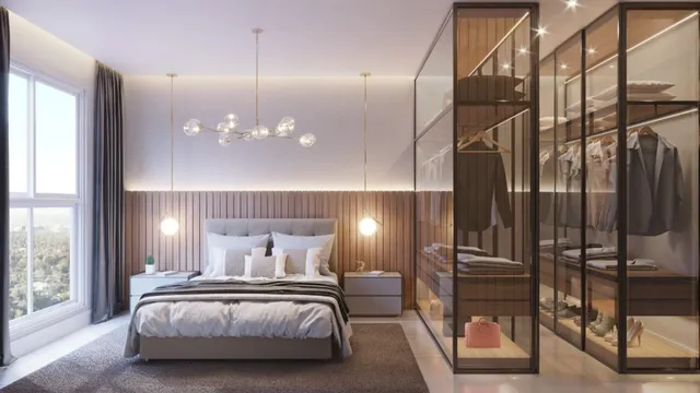 Quarto com cama grande e armário embutido de madeira.