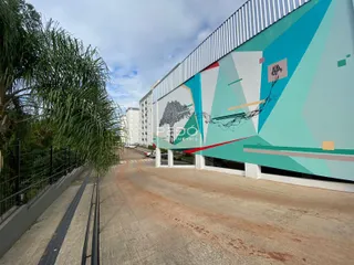 Vista externa de um edifício moderno com fachada colorida em Lajeado.