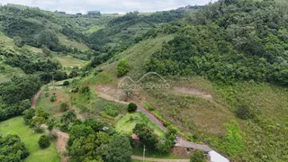 Vista aérea de uma área verde e montanhosa com estrada rural em Lajeado.