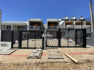 Fachada de um imóvel residencial em Lajeado, Brasil, com grade de ferro preta.
