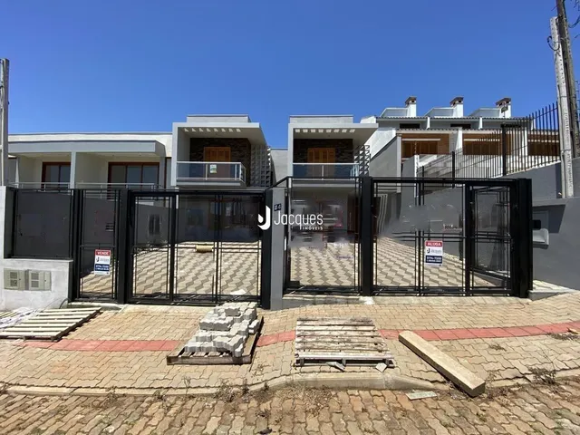 Fachada de um imóvel residencial em Lajeado, Brasil, com grade de ferro preta.