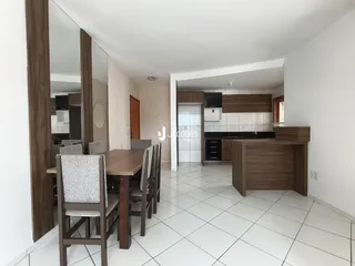 Ambiente de sala de jantar com piso de cerâmica e cozinha integrada em Lajeado.