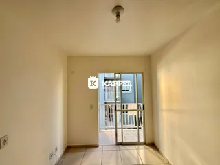 Hall de entrada com porta de vidro que dá acesso a uma varanda.