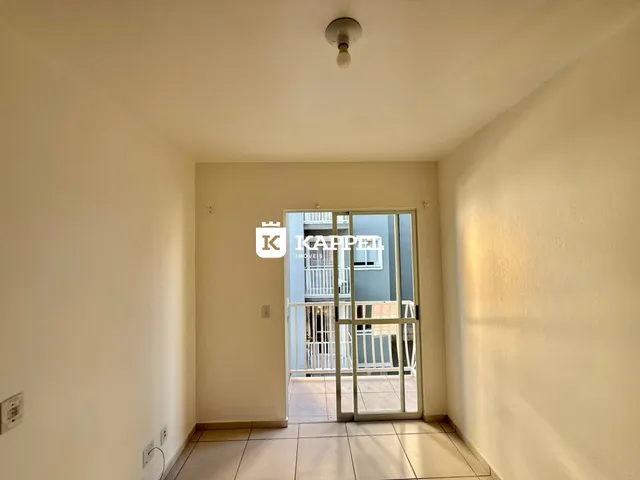 Hall de entrada com porta de vidro que dá acesso a uma varanda.