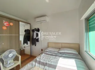 Quarto com cama e ar condicionado instalado.