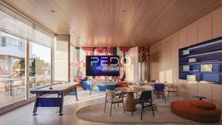 Sala de estar com grande janela de vidro.