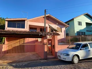 Fachada de uma casa residencial em Lajeado, Brasil, com muro e portão.