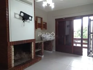 Foto de uma parede com lareira de tijolos e porta de madeira em um imóvel.