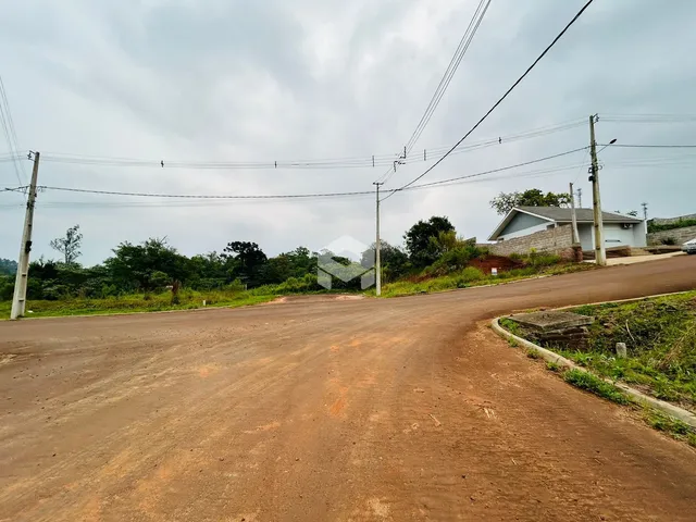 Vista da estrada de terra em frente a uma residência no Brasil.