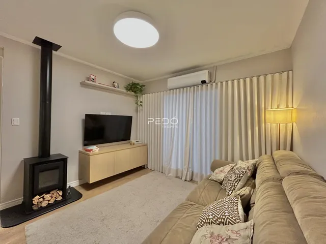 Sala de estar com sofá e lareira em um imóvel no Brasil.