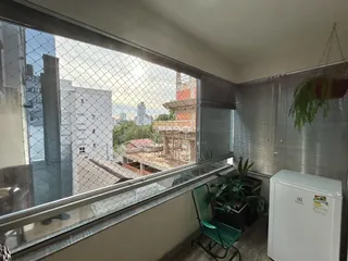 Vista da paisagem urbana e obras de construção de Lajeado, Brasil, vista através de uma janela.