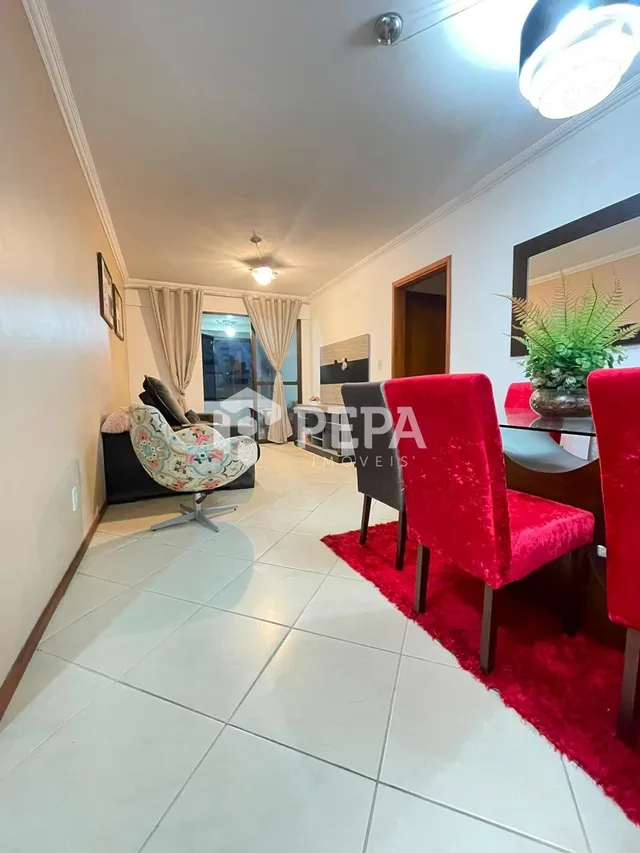 Sala de estar com piso de cerâmica e cortinas claras.
