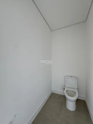 Foto de um banheiro com paredes brancas e piso claro.